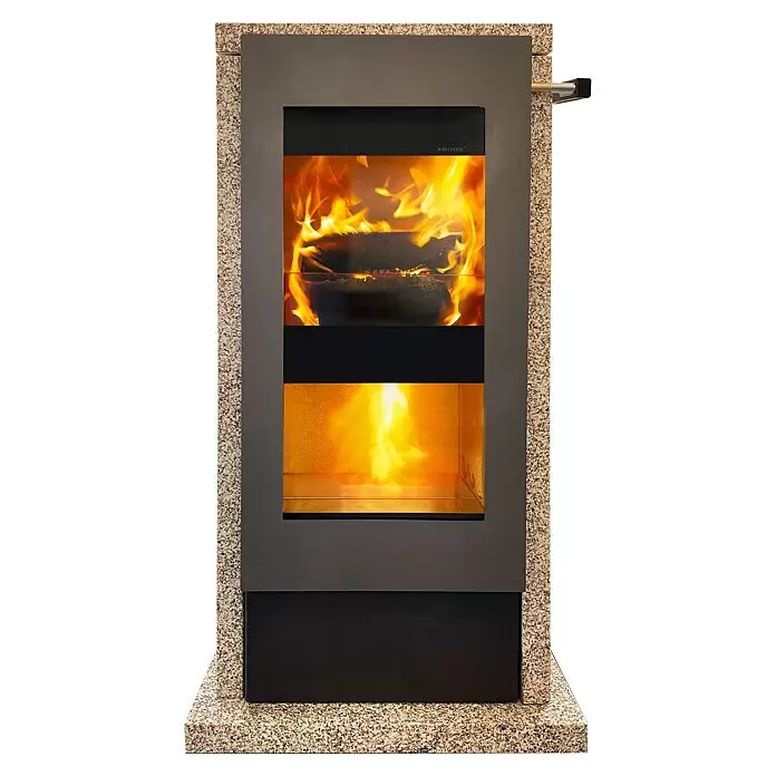 xeoos Kaminofen Patagonia X5 - 5 kW, Raumheizvermögen: 20 m³ - 70 m³, Farbe Verkleidung: Ming Yellow - Moderner Holzofen mit dunklem Metallrahmen und gesprenkeltem Steingehäuse, der ein lebendiges Feuer zeigt.