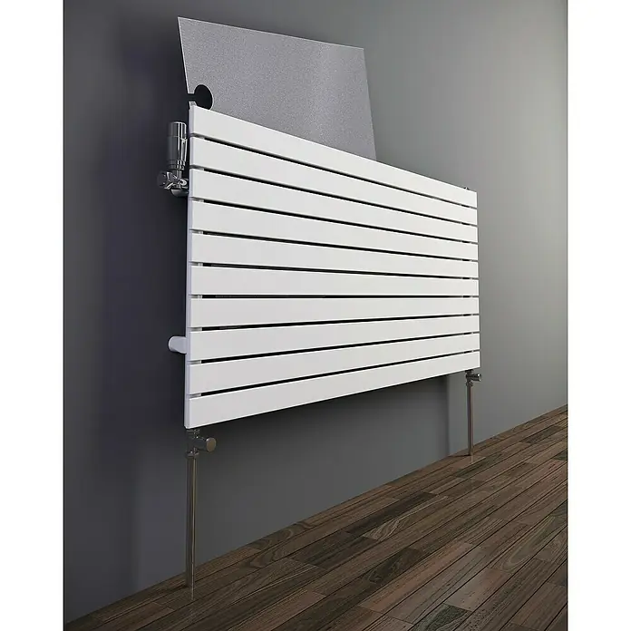 Nmc Heizkörper-Dämmung Heizkörperreflex-Platte noma®reflex Ultra 7mm - 800 x 500 x 7 mm, 3 Stk. - Ein moderner, horizontaler Heizkörper in Weiß, der an einer grauen Wand montiert ist und mit einem grauem Paneel und dem Holzboden harmoniert.