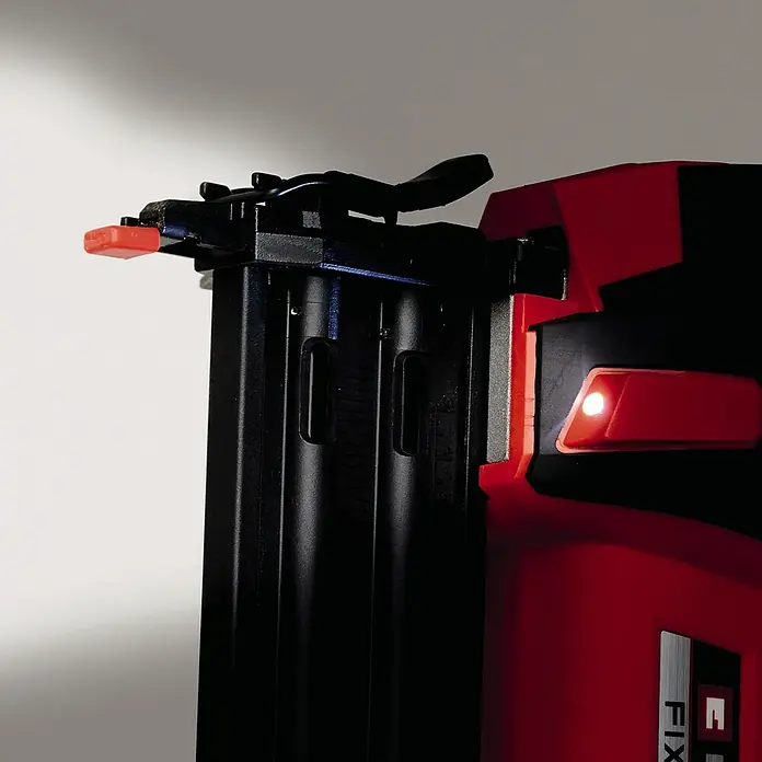 Einhell Professional PXC 18V Clavadora de batería FIXETTO 18/50 N - 18 V, Sin batería, Longitud del clavo: 15 mm - 50 mm - Primer plano de una clavadora inalámbrica roja y negra con luz. Perfecto para trabajos de construcción y reparación precisos.