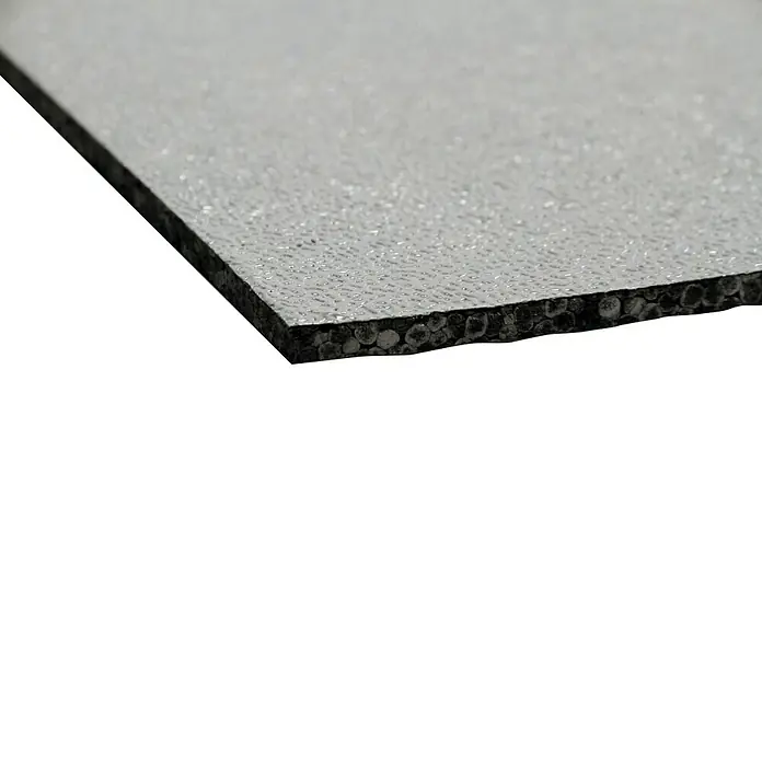 Nmc Heizkörper-Dämmung Heizkörperreflex-Platte noma®reflex Ultra 7mm - 800 x 500 x 7 mm, 3 Stk. - Nahaufnahme einer grauen, leichten Sandwichplatte mit einer rauen Oberfläche und einem Kern aus kleinen, dunklen Kugeln.
