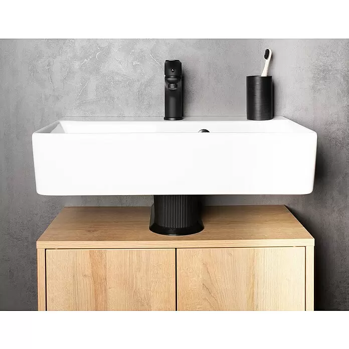 Siphonverkleidung - Kunststoff, Schwarz - Weißes rechteckiges Waschbecken mit schwarzem Wasserhahn, hellem Holzwaschtisch und schwarzem Becher mit Holzzahnbürste.