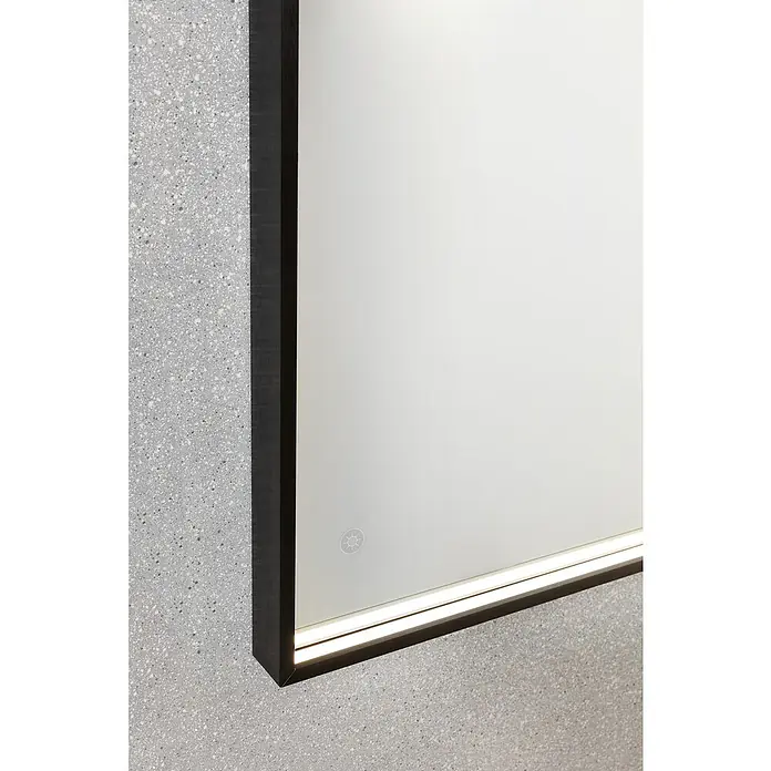 Camargue Lichtspiegel Noir - 100 x 68 cm, Schwarz, Leuchtmittel - Nahaufnahme eines beleuchteten Spiegels mit dunklem Holzrahmen an einer gesprenkelten Wand, der ein modernes Design zeigt.