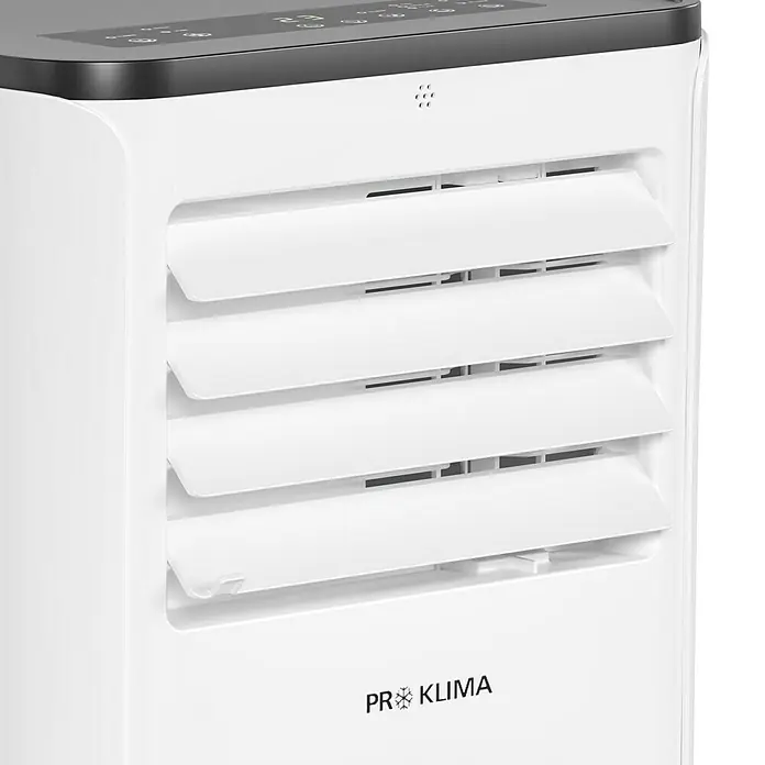 Proklima Mobiles Klimagerät WiFi - 2.000 W, Raumgröße: 20 m², Weiß/Schwarz - Nahaufnahme einer tragbaren PRO KLIMA Klimaanlage mit Lamellen und Bedienelementen.