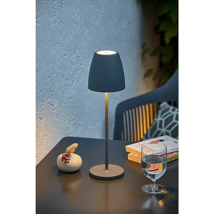 Lavida Akku-Tischleuchte Silea - 3,3 W, Anthrazit, Lichtfarbe: RGBW - Tischleuchte auf einem Tisch mit Wasserglas und Büchern.