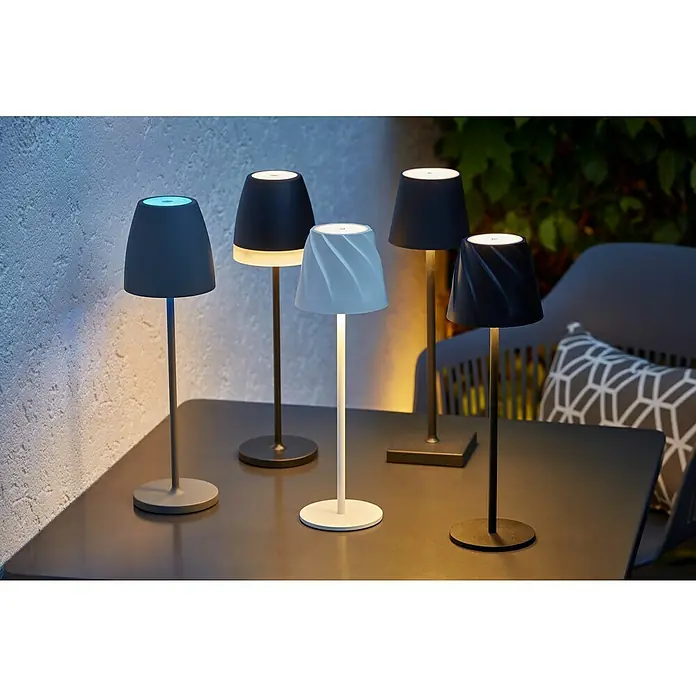 Lavida Akku-Tischleuchte Silea - 3,3 W, Anthrazit, Lichtfarbe: RGBW - Eine Nahaufnahme einer Reihe von modernen, kabellosen Tischlampen in verschiedenen Designs auf einem Tisch.