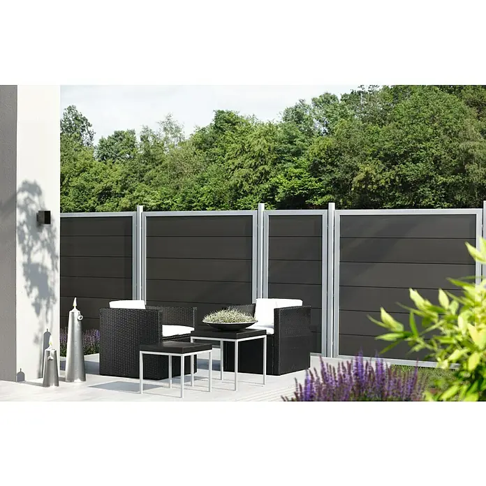 Sichtschutzelement Roma - 180 x 180 cm, Anthrazit - Eine moderne Terrassengestaltung mit dunklem Sichtschutzzaun und stilvollen Gartenmöbeln. Der Zaun bietet Privatsphäre und passt zum modernen Design.