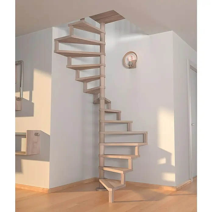 Sogem Escalera de caracol Square Luxe - Diámetro: 120 cm, Color peldaños: Haya, Altura de planta: 300 cm, Sin barandilla - Una elegante escalera de caracol de madera que asciende en una habitación luminosa, con una lámpara de pared minimalista al fondo.