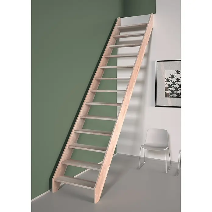 Sogem Escalera principal Alsace - Sin barandilla, Haya, Ancho: 70 cm, Recto - Escalera de madera contra una pared verde, que conduce a un nivel superior. Pasos de madera clara, diseño minimalista, decoración interior moderna.