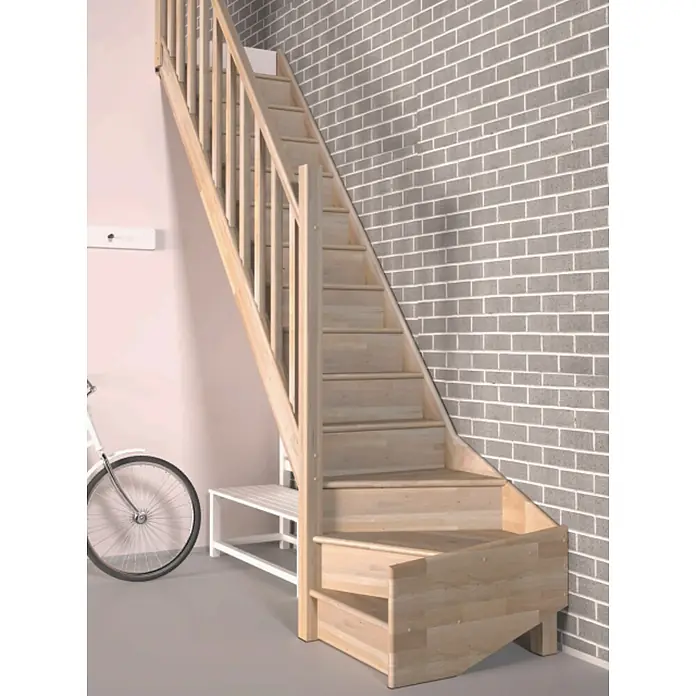 Sogem Escalera principal Tradi Eco - Roble, Ancho: 80 cm, 1/4 espiral izquierda, Altura de planta: 285 cm - Imagen de una escalera de madera moderna con barandilla en una habitación luminosa, ideal para el diseño de interiores.
