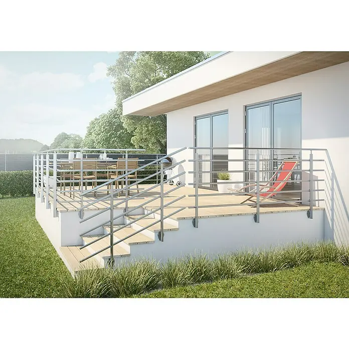 Sogem Balaustrada Pure Titanium lateral - 150 x 102 cm, Aluminio, Gris - Vista exterior de un patio moderno con barandillas plateadas, entarimado de madera clara y muebles de patio que crean un ambiente acogedor.