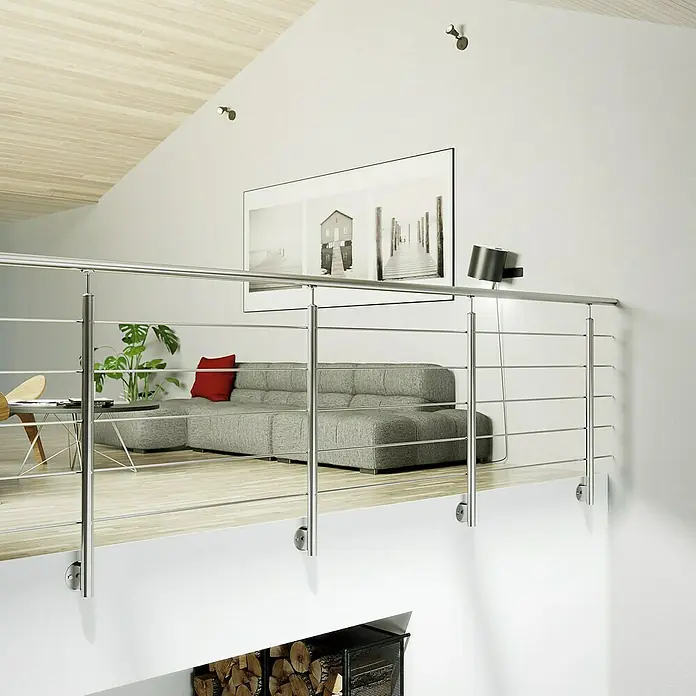 Sogem Balaustrada Harmony lateral - 250 x 102 cm, Acero inoxidable, Plateado - La imagen muestra una barandilla moderna de acero inoxidable con barras horizontales, situada en un espacio habitable luminoso y diáfano.