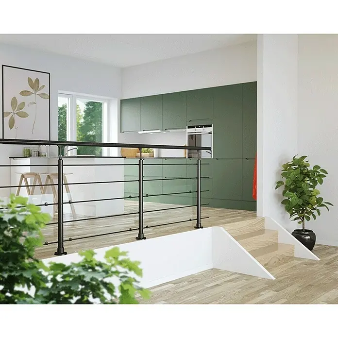 Sogem Balaustrada Clean - 150 x 102 cm, Aluminio, Negro - La imagen muestra una barandilla moderna con barras negras y vidrio, que separa elegantemente una cocina abierta y garantiza la seguridad.