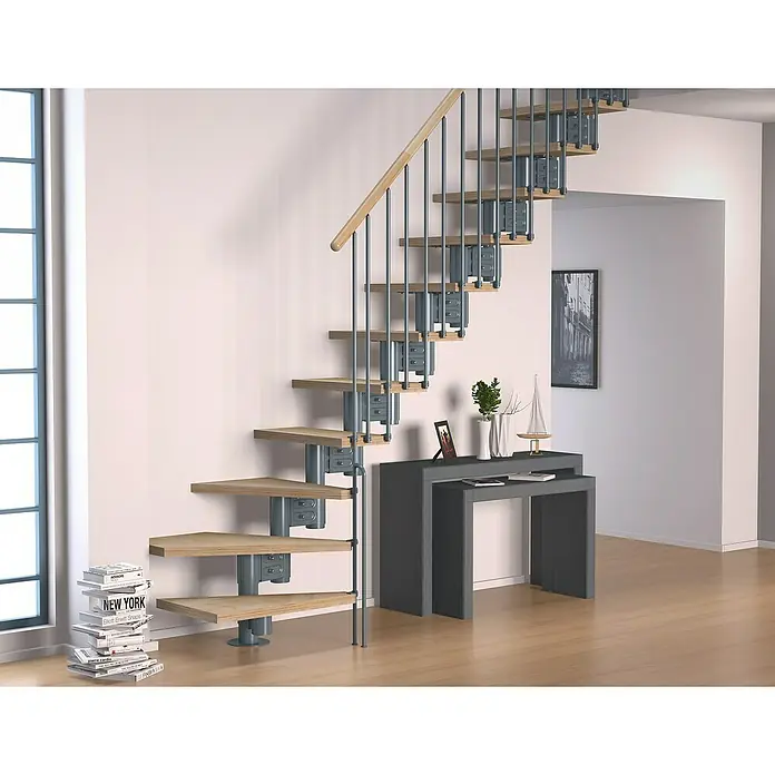 Sogem Escalera principal Eureka - Haya, Ancho: 74 cm, 1/4 espiral derecha - Una moderna escalera con peldaños de madera y soportes metálicos grises se integra elegantemente en un interior luminoso. Elementos decorativos enriquecen el ambiente.