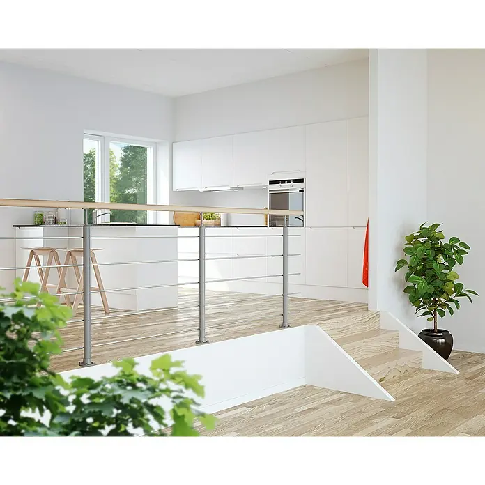 Sogem Balaustrada Interio - 250 x 102 cm, Acero, Plateado - Interior luminoso con escalera, barandilla y planta en maceta. El diseño moderno se acentúa con las paredes blancas y los elementos de madera.