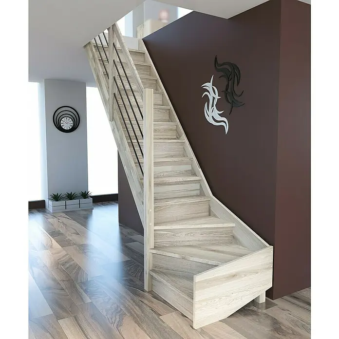 Sogem Escalera principal Trendy Eco - Roble, Ancho: 80 cm, 1/4 espiral izquierda, Altura de planta: 285 cm - Una moderna escalera de madera con barandillas de metal negro contra una pared marrón, mostrando un elemento de diseño elegante y contemporáneo.