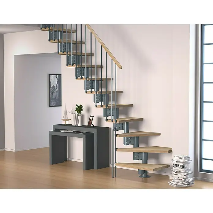 Sogem Escalera principal Eureka - Haya, Ancho: 74 cm, 1/4 espiral izquierda - Interior luminoso con una escalera moderna, destacada por su diseño minimalista y el acabado de madera natural que realza el estilo.