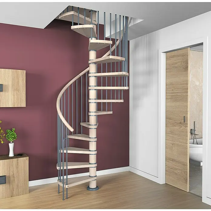 Sogem Escalera de caracol Columbia - Diámetro: 120 cm, Color peldaños: Roble, Altura de planta: 315 cm - Una moderna escalera de caracol de madera clara y metal gris se encuentra en un interior elegante. La escalera conduce elegantemente al piso superior.