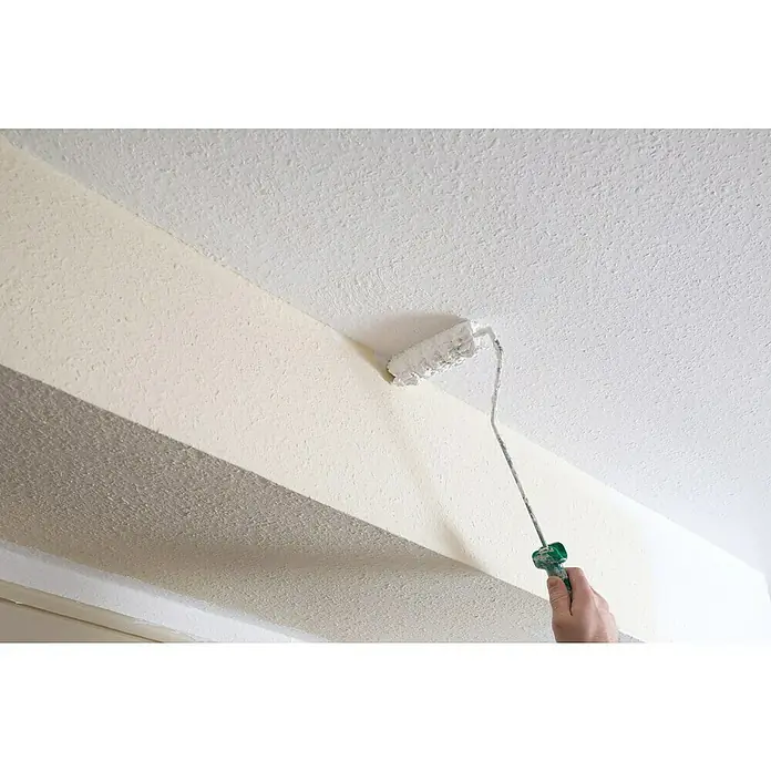 SCHÖNER WOHNEN-Farbe Nikotinsperre - 10 l, Weiß - Farbe wird mit einer Farbwalze auf eine Decke mit Struktur aufgetragen, wodurch ein frisches und gleichmäßiges Finish entsteht.