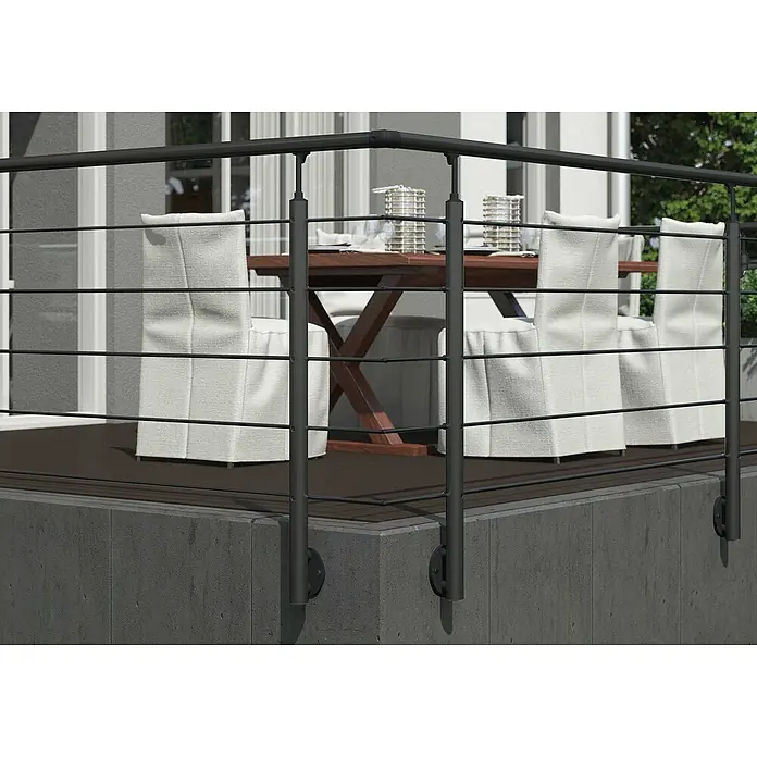 Sogem Balaustrada Clean lateral - 150 x 100 cm, Aluminio, Negro - Primer plano de una barandilla moderna con barras horizontales, que delimita una zona de patio. Diseño sencillo con muebles de exterior.