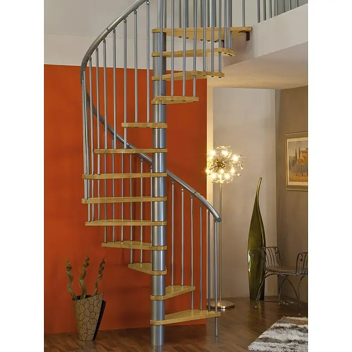 Sogem Escalera de caracol Sigma - Haya barnizada, Diámetro: 120 cm, Altura de planta: 309 cm - Una elegante escalera de caracol con peldaños de madera y una elegante barandilla de metal se integra perfectamente en el interior moderno de la habitación.