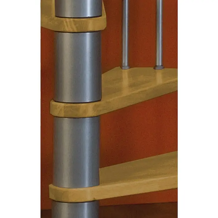 Sogem Escalera de caracol Sigma - Haya barnizada, Diámetro: 120 cm, Altura de planta: 309 cm - Vista detallada de una escalera de caracol con un poste central plateado y peldaños de madera clara, mostrando un elemento de diseño elegante.