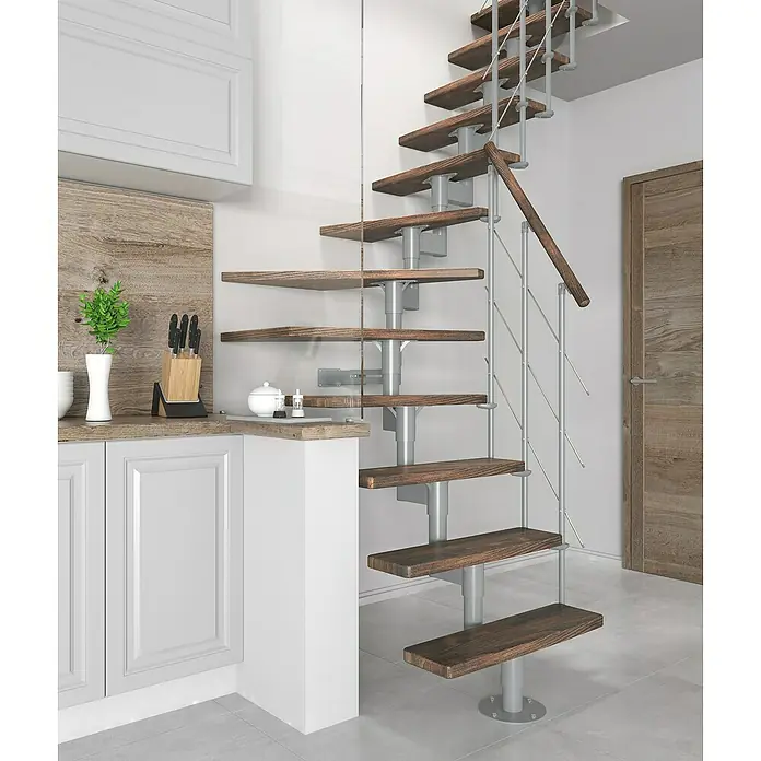 Sogem Escalera compacta Arizona - Haya, Ancho: 70 cm, Haya maciza alistonada, Espiral izquierda y derecha, Con barandilla - Una moderna escalera de caracol con peldaños de madera y barandilla plateada se integra perfectamente en el diseño luminoso de la habitación.