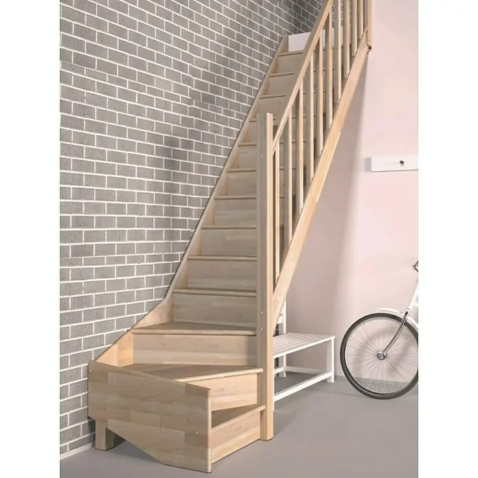 Sogem Escalera principal Tradi Eco - Roble, Ancho: 80 cm, 1/4 espiral derecha, Altura de planta: 285 cm - Esta foto muestra una escalera de madera clara con barandilla, situada en una habitación contra una pared de ladrillos. Hay una bicicleta blanca al lado.