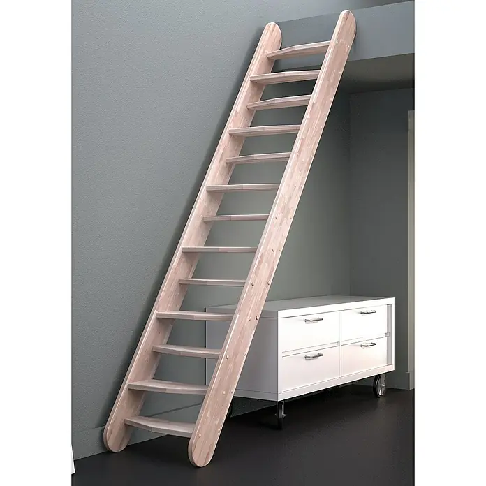Sogem Escalera principal Osaka - Haya, Ancho: 60 cm, Altura de planta: 230 cm, Sin barandilla - Una escalera de madera clara apoyada en una pared gris, junto a una cómoda blanca con ruedas. Ideal para espacios pequeños.