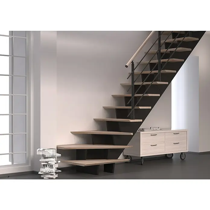 Sogem Escalera principal Biax - Haya, Ancho: 85 cm, 1/4 espiral derecha, Altura de planta: 300 cm - Escalera con peldaños de madera y barandilla negra, pila de libros y cómoda. Un diseño moderno para interiores con un toque minimalista.