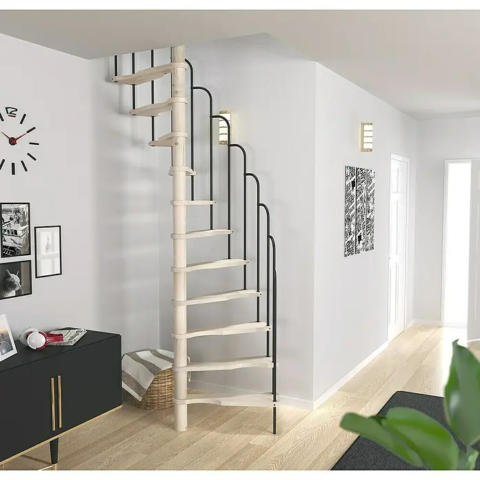 Sogem Escalera de caracol Saturne - Abeto, Diámetro: 140 cm, Negro, Altura de planta: 299 cm - Una escalera de caracol que ahorra espacio hecha de madera clara y metal negro se coloca contra una pared blanca. La escalera atrae todas las miradas.