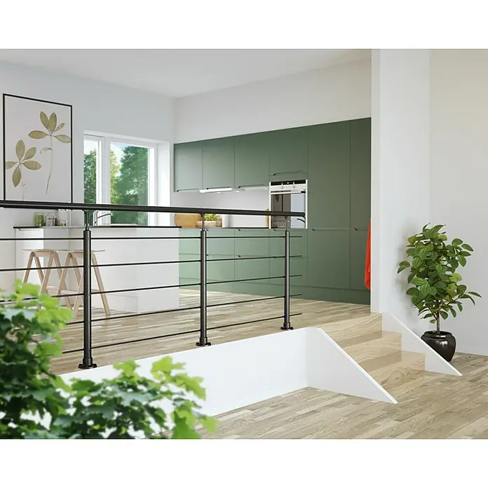 Sogem Balaustrada Clean - 250 x 102 cm, Aluminio, Negro - Una barandilla elegante con puntales negros frente a una cocina moderna, que combina seguridad y diseño moderno. La barandilla complementa la decoración interior.
