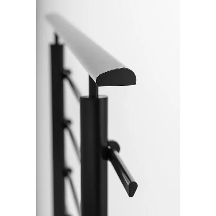 Sogem Balaustrada Pure Black - 150 x 102 cm, Aluminio, Negro - Primer plano de una escalera negra moderna con una barandilla metálica de diseño minimalista sobre un fondo claro.