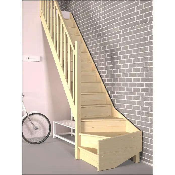 Sogem Escalera principal Tradi Eco - Abeto, Ancho: 80 cm, 1/4 espiral izquierda, Altura de planta: 285 cm - Una escalera de madera clara con barandilla se alza contra una pared de ladrillo gris. Una bici y un banco a lado.