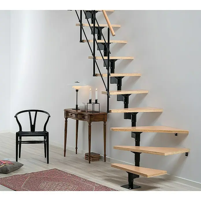 Sogem Escalera principal Lyon - Haya, Ancho: 71 mm, Variable - Una escalera moderna con peldaños de madera y barandilla negra en un interior elegante.
