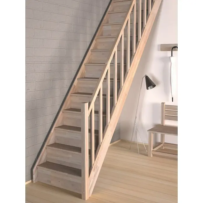 Sogem Escalera principal Tradi Eco - Roble, Ancho: 80 cm, Recto, Altura de planta: 285 cm - Escalera de madera clara con barandilla que sube, junto a una lámpara de pie, un banco y un paraguas. Práctico y elegante.