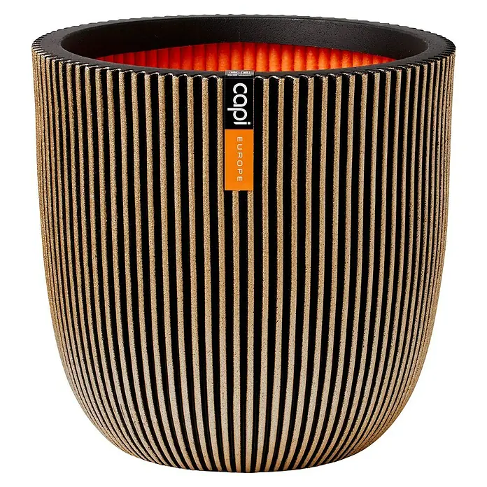 Capi Europe Nature Rib NL Pflanzgefäß Groove - Außenmaß (Ø x H): 43 x 43 cm, Schwarz/Gold, Kunststoff - Schwarzer Pflanztopf von Capi Europe mit vertikalen goldfarbenen Streifen und orangefarbenem Innenraum für stilvolle Pflanzenarrangements.