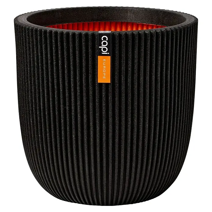 Capi Europe Nature Rib NL Pflanzgefäß Groove - Außenmaß (Ø x H): 35 x 35 cm, Schwarz, Kunststoff - Schwarzer Capi Europe Pflanztopf mit vertikalen Rillen und orangefarbenem Innenraum, ideal für Innen- und Außenbereiche.
