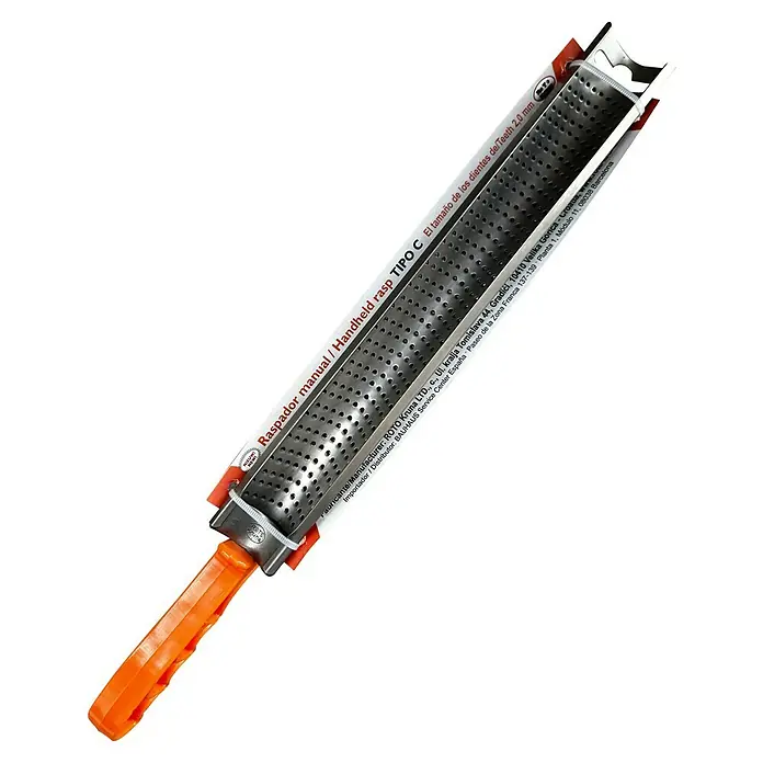 Roto Kruna Escofina semicircular - Acero - Primer plano de una escofina manual Tipo C con mango naranja, una herramienta para modelar madera y otros materiales.