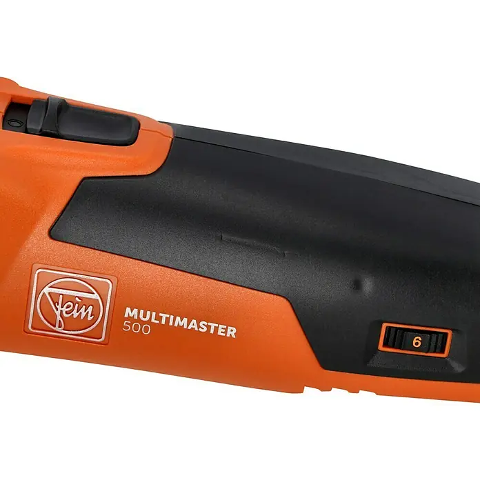 Fein Elektro-Multifunktionswerkzeug MultiMaster MM 500 Plus - 350 W, STARLOCK-System - Nahaufnahme eines FEIN Multimaster 500 mit orangefarbenem Gehäuse und schwarzem Griff, der die Marke und die Geschwindigkeitseinstellung zeigt.