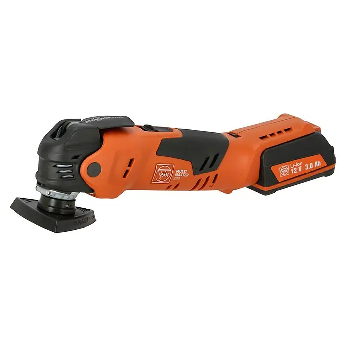 Fein Maschinen-Set Das Combo Kit Professionell AMM 300 Plus & ABSU 12 -  - Bild einer Fein MultiMaster 300, einem Akku-Multifunktionswerkzeug, ideal für Renovierungs- und Ausbauarbeiten, mit orangem Gehäuse und schwarzem Zubehör.
