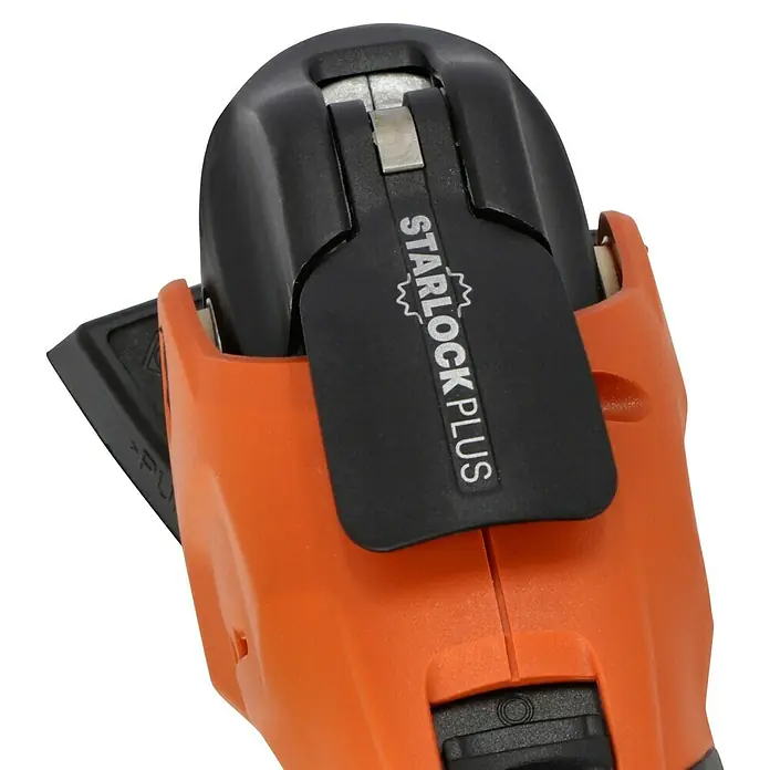 Fein Maschinen-Set Das Combo Kit Professionell AMM 300 Plus & ABSU 12 -  - Nahaufnahme eines oszillierenden Elektrowerkzeugs mit Starlock Plus-Aufnahme für schnellen Zubehörwechsel.