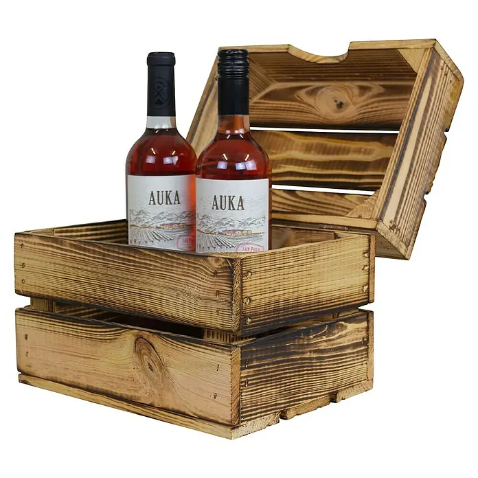 Holzkiste Assos - L x B x H: 27,5 x 20 x 21,5 cm, Braun - Zwei Flaschen Auka Wein in einer rustikalen Holzkiste. Die Kiste ist offen und zeigt das Produkt.