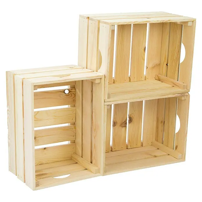 Holzkiste Magda - L x B x H: 40 x 30 x 23 cm, Gehobelt - Das Bild zeigt drei leere, helle Holzkisten, die aufeinander gestapelt sind und als vielseitiges Aufbewahrungssystem dienen.