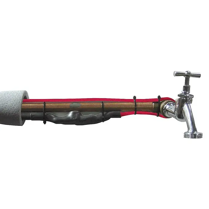 Jollytherm Rohrbegleitheizung Pipe-Heat - Kabellänge: 6 m, 90 W - Nahaufnahme einer isolierten Wasserleitung mit einem installierten Wasserhahn, der vor Frost geschützt ist.