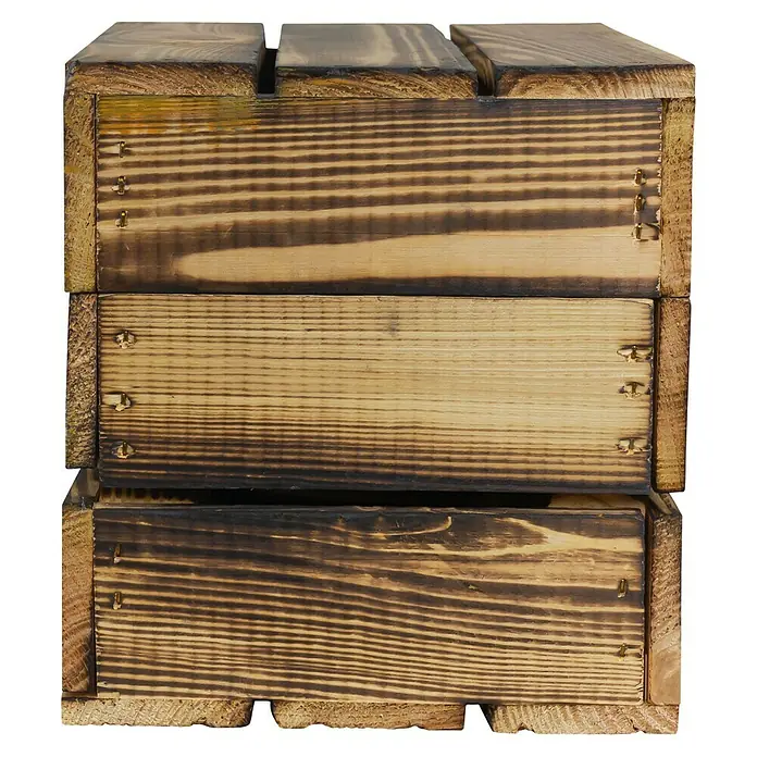 Holzkiste Assos - L x B x H: 27,5 x 20 x 21,5 cm, Braun - Nahaufnahme einer rustikalen Holzkiste, ideal für Lagerung oder Dekoration, mit deutlicher Holzmaserung und rustikalem Charme.