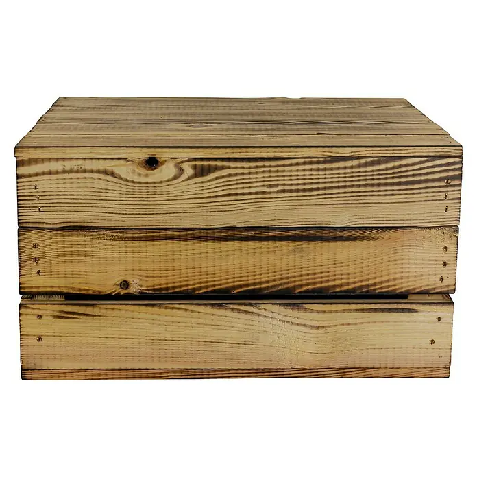 Holzkiste Assos - L x B x H: 40 x 32 x 22 cm, Braun - Nahaufnahme einer rustikalen Holzkiste mit deutlicher Maserung und Beschlägen, ideal für Lagerung oder Dekoration.