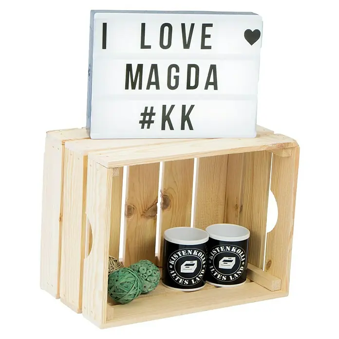 Holzkiste Magda - L x B x H: 40 x 30 x 23 cm, Gehobelt - Leuchtkasten mit der Aufschrift "I LOVE MAGDA #KK" auf einer Holzkiste, darin zwei Tassen und grüne Deko-Bälle.