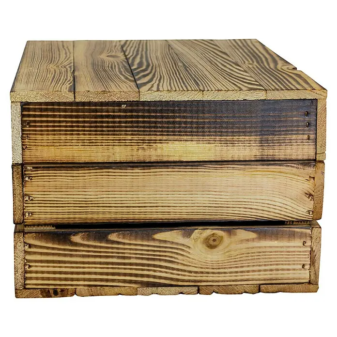 Holzkiste Assos - L x B x H: 40 x 32 x 22 cm, Braun - Eine rustikale Holzkiste mit gebranntem Finish und sichtbarer Holzmaserung, ideal für Lagerung oder Dekoration.
