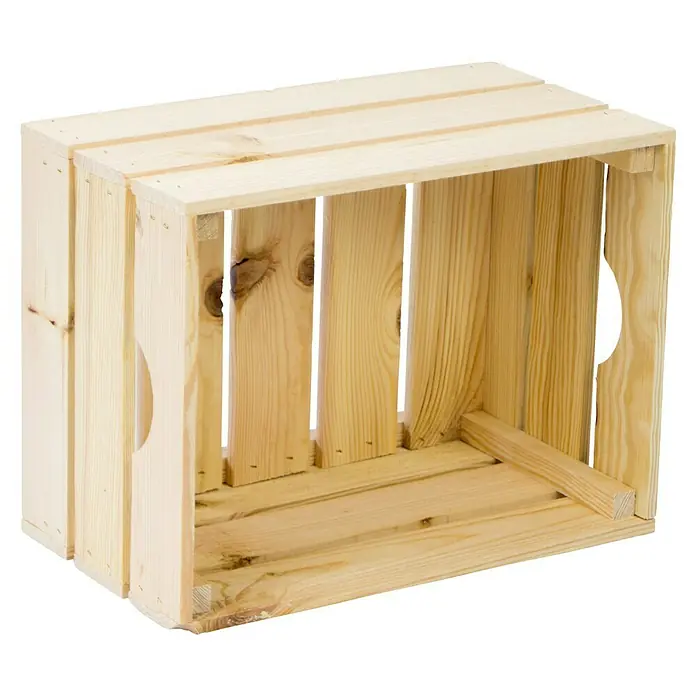 Holzkiste Magda - L x B x H: 40 x 30 x 23 cm, Gehobelt - Nahaufnahme einer unbehandelten Holzkiste mit Griffausschnitten an den Seiten, ideal für Lagerung und Organisation.