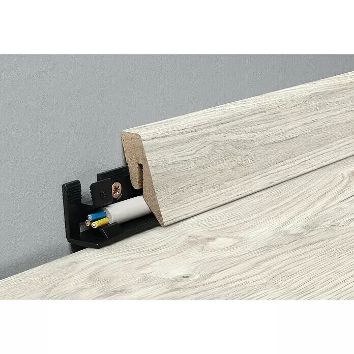 LOGOCLIC Sockelleiste K40 C Eiche Capua - 260 cm x 19 mm x 40 mm, MDF - Helle Holzoptik-Fußleiste mit sichtbarem schwarzem Kabelkanal und weißem Elektrokabel darin.